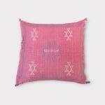 Kussensloop van cactuszijde, handgemaakt in Marokko. Roze met lichtblauwe en witte stiksels.