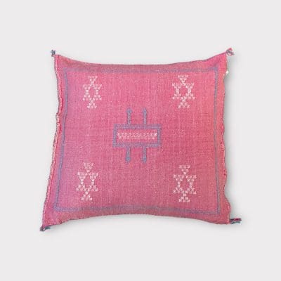 Kussensloop van cactuszijde, handgemaakt in Marokko. Roze met lichtblauwe en witte stiksels.