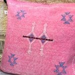 Kussensloop van cactuszijde, handgemaakt in Marokko. Roze met blauwe en witte stiksels.