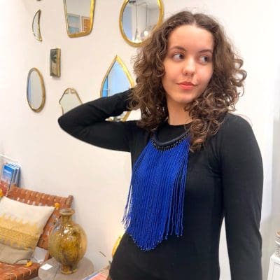 Perlehalskæde med blå perler og mørkeblå halsring i flettet læder.