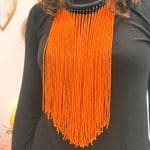 Parelketting met oranje parels en zwarte choker. Handgemaakt in Marokko.
