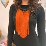 Parelketting met oranje parels en zwarte choker. Handgemaakt in Marokko.