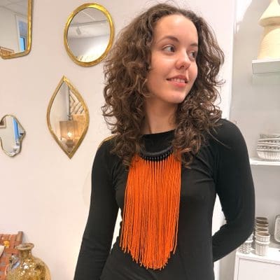 Parelketting met oranje parels en zwarte choker. Handgemaakt in Marokko.