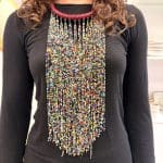 Collier de perles multicolores avec anneau de cou en cuir tressé bordeaux.