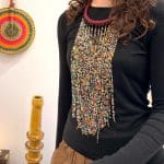 Collier de perles multicolores avec anneau de cou en cuir tressé bordeaux.