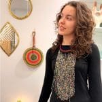 Collier de perles multicolores avec anneau de cou en cuir tressé bordeaux.