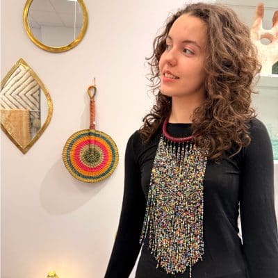 multifarvet perlehalskæde med halsring i bordeauxrød flettet læder.