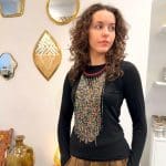 Collier de perles multicolores avec anneau de cou en cuir tressé bordeaux.