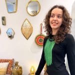 Pärlhalsband med gröna pärlor och ett mörkgrönt halsband flätat i läder. Handgjort i Marocko.