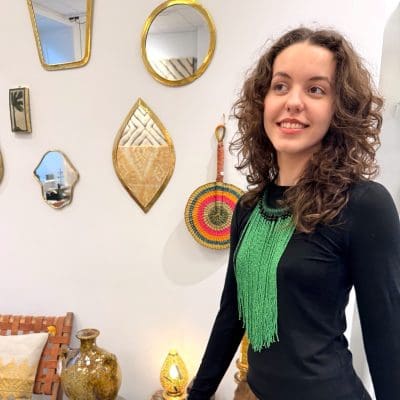 Perlehalskæde med grønne perler og en mørkegrøn halsring flettet i læder. Håndlavet i Marokko.