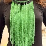 Pärlhalsband med gröna pärlor och ett mörkgrönt halsband flätat i läder. Handgjort i Marocko.