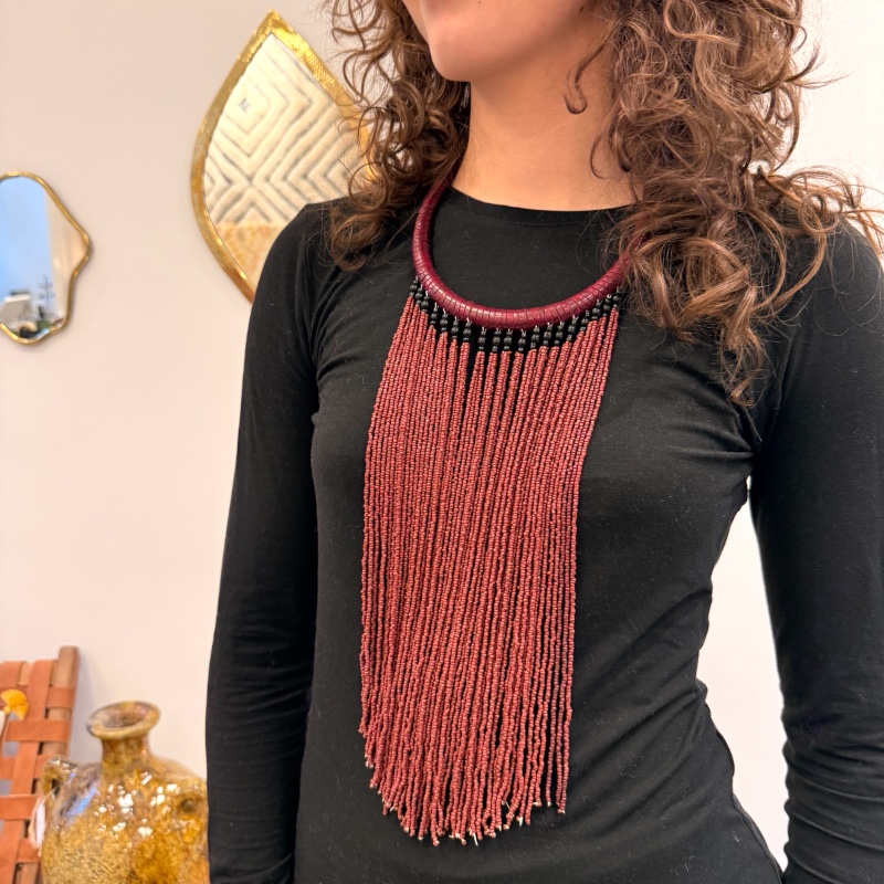 Perlehalskæde i bordeauxrød