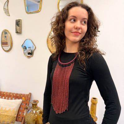 perlehalskæde i bordeauxrød med halsring flettet i samme farve.