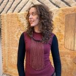 Collier de perles rouge bordeaux avec un collier tressé de la même couleur.