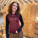 Collier de perles rouge bordeaux avec un collier tressé de la même couleur.