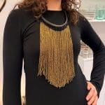 Pärlhalsband i guldfärger. Svart halsband tillverkat av flätat läder.