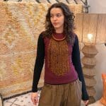 Halsband med varma orangea och svarta pärlor och orange halsring i flätat läder.