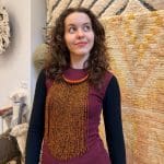 Halsband med varma orangea och svarta pärlor och orange halsring i flätat läder.