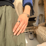 Sølvring med dråbeformet sten og sølvudskæringer. Ringen har et elegant, feminint udtryk.