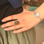 Tizemt ring met een grote ovale steen in prachtige bruintinten, een echte blikvanger.