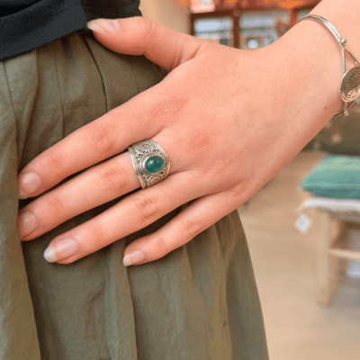 Honey ring, rund glat sten i midten i brunlige/gyldne nuancer omkranset af sølvdetaljer.