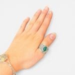 Honey ring, rund glat sten i midten i brunlige/gyldne nuancer omkranset af sølvdetaljer.