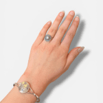 Tilelli is een eenvoudige en prachtige ring waarvan het zilveren patroon op een bloem lijkt, met een parel in het midden als middelpunt.