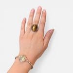 Tizemt ring met een grote ovale steen in prachtige bruintinten, een echte blikvanger.