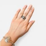 Touya-ringen 2 er vakker og enkel med runde sølvdetaljer.