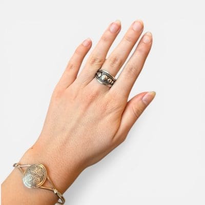 Touya-ringen 2 er vakker og enkel med runde sølvdetaljer.