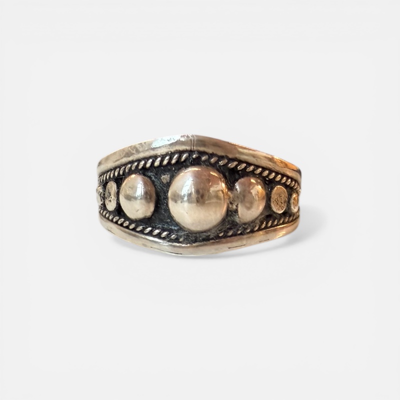 Photoroom_20260418_132605 Touya 1 zilveren ring, handgemaakt. Onderdeel van de Amara-collectie.