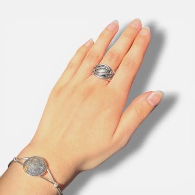Tamila 1 ring in zilver. Handgemaakt. Onderdeel van de Amara collectie.
