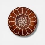 Mini pouf en peau de chèvre couleur cognac à motifs.