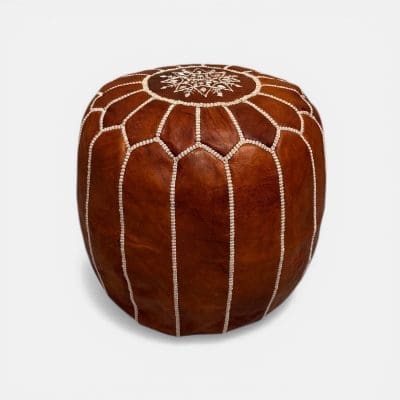 Mini pouf en peau de chèvre couleur cognac à motifs.