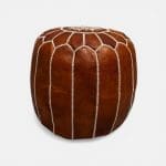 Mini pouf en peau de chèvre couleur cognac à motifs.