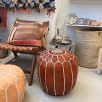 Mini pouf en peau de chèvre couleur cognac à motifs.