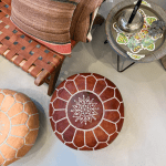 Mini pouf en peau de chèvre couleur cognac à motifs.