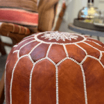 Mini pouf en peau de chèvre couleur cognac à motifs.