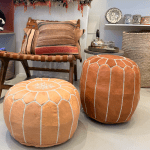 Pouf en cuir de chèvre marron clair.