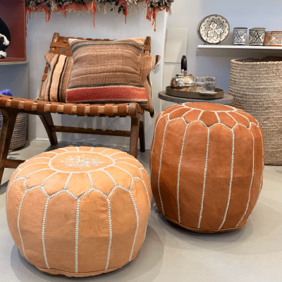 Pouf en cuir de chèvre marron clair.