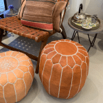 Pouf en cuir de chèvre marron clair.