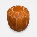 Pouf en cuir de chèvre marron clair.