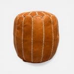 Pouf en cuir de chèvre marron clair.