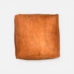 Smuk stor firkantet puf i lysebrunt gedelæder.