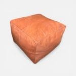 Smuk stor firkantet puf i lysebrunt gedelæder.