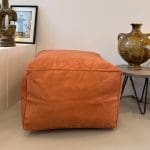 Smuk stor firkantet puf i lysebrunt gedelæder.