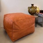 Smuk stor firkantet puf i lysebrunt gedelæder.
