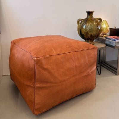 Smuk stor firkantet puf i lysebrunt gedelæder.