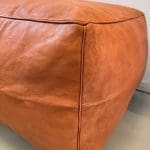 Smuk stor firkantet puf i lysebrunt gedelæder.