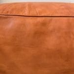 Smuk stor firkantet puf i lysebrunt gedelæder.